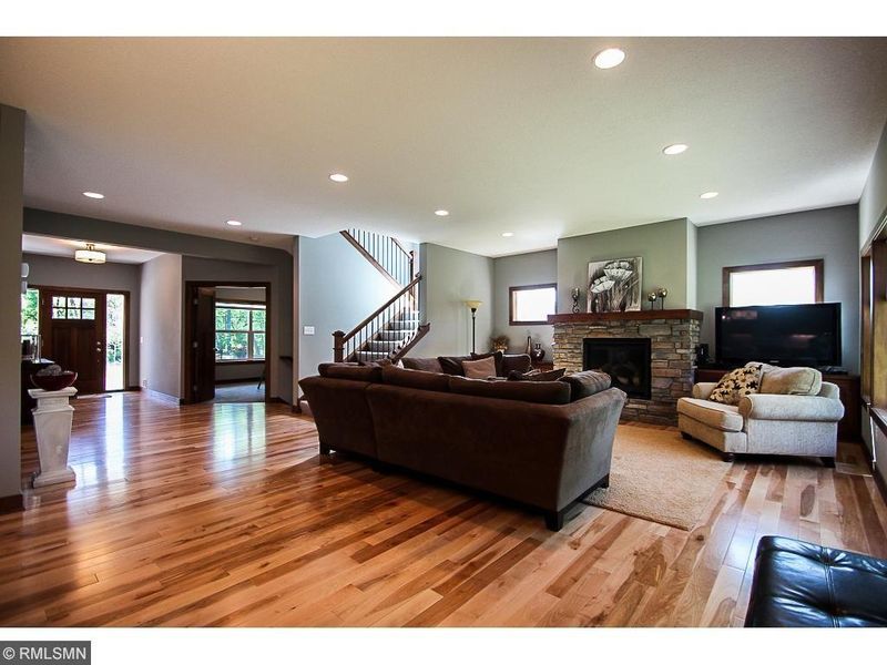 879 Pinetree Ct, Little Canada, MN 55109
