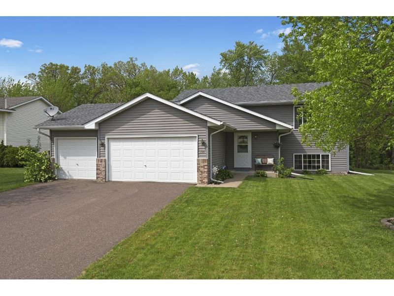 755 Marigold Dr, Cambridge, MN 55008