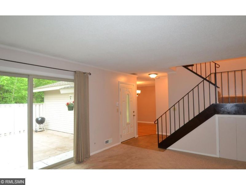 1002 Carmel Ct, Roseville, MN 55126
