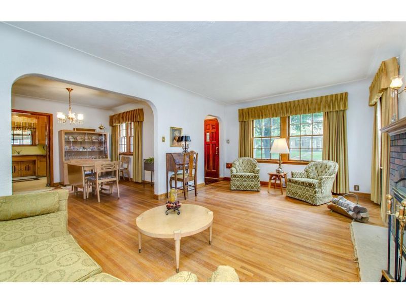 922 Hawthorne Ave E, Saint Paul, MN 55106