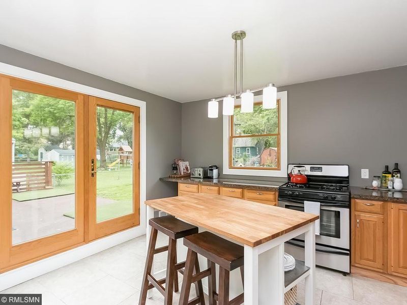 145 Mount Vernon Ave, Maplewood, MN 55117