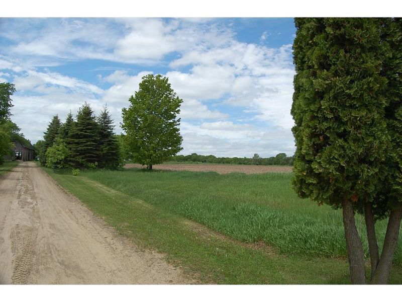 25400 Oakman Ave, Lindstrom, MN 55045