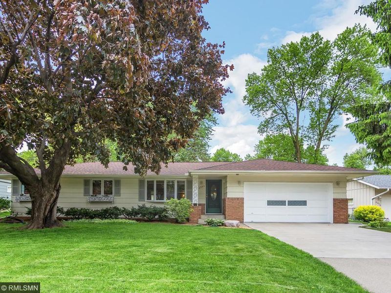 2965 Manson St, Roseville, MN 55113