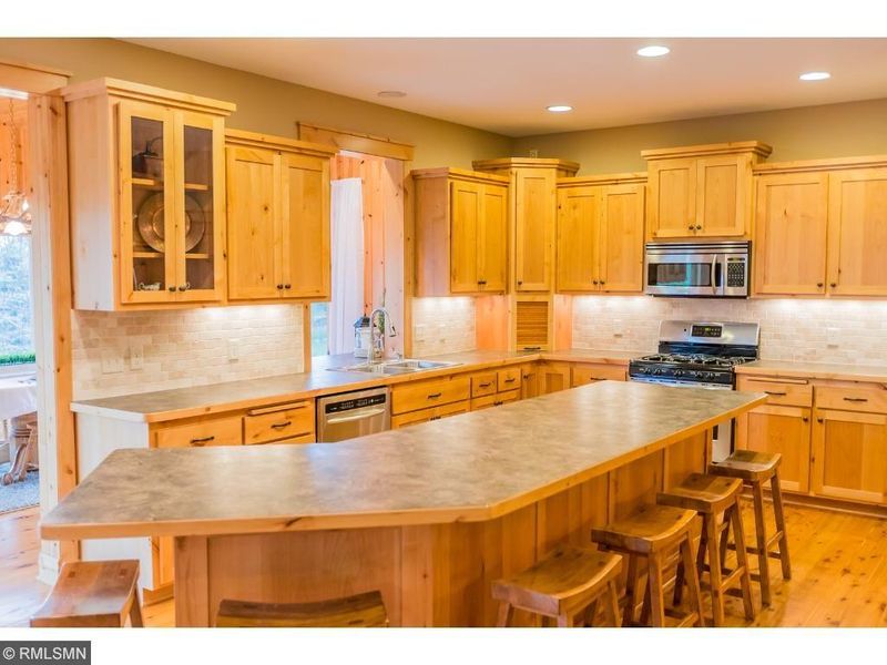 9093 Woodland Dr, Minnetrista, MN 55375