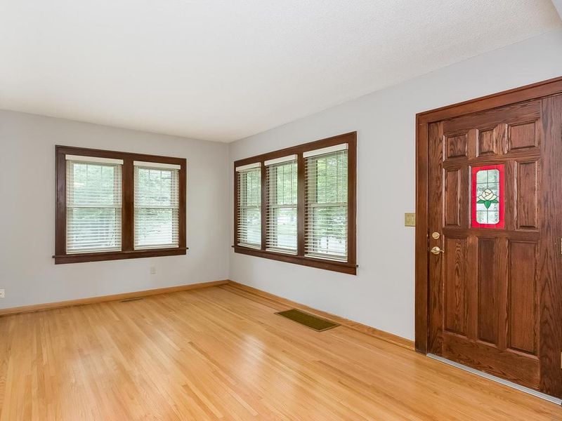 3825 Hubbard Ave N, Robbinsdale, MN 55422