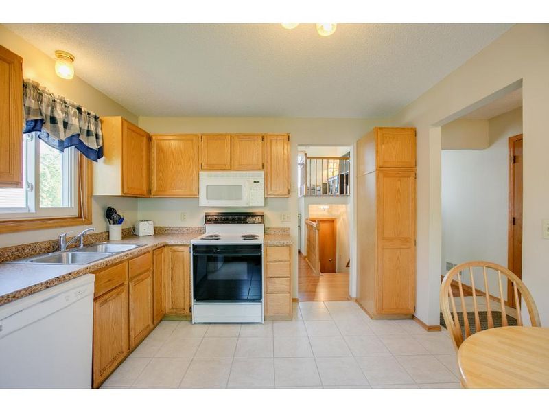 4707 Heather Ridge Rd N, Oakdale, MN 55128