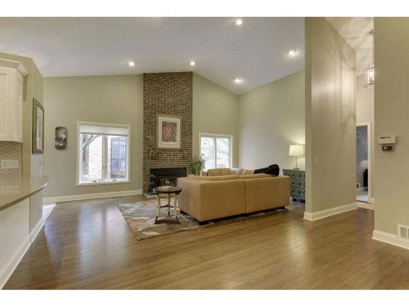 1130 Hollybrook Dr, Wayzata, MN 55391