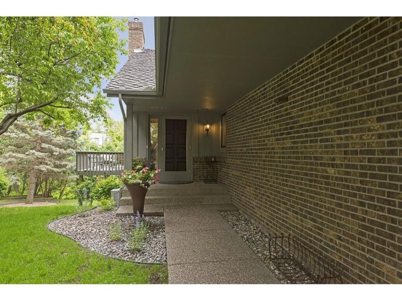 1130 Hollybrook Dr, Wayzata, MN 55391