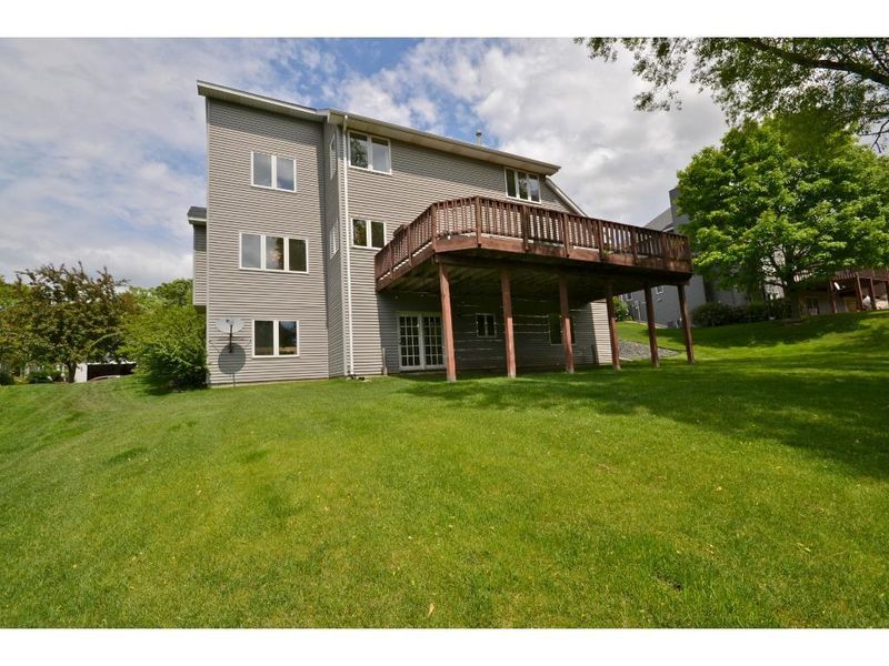 550 77th St W, Eagan, MN 55121