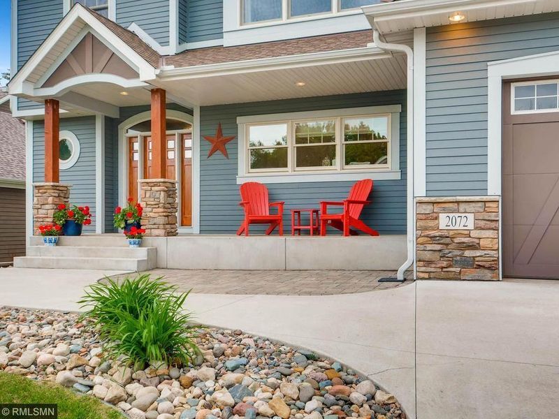 2072 Chatsworth Ct, Roseville, MN 55113