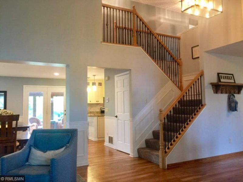 1310 Stratton Ct, Chanhassen, MN 55317