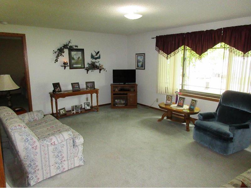 304 S 7th St, Henderson, MN 56044
