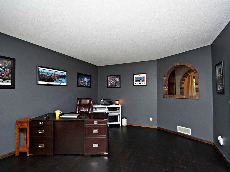 8640 Hunters Way, Apple Valley, MN 55124