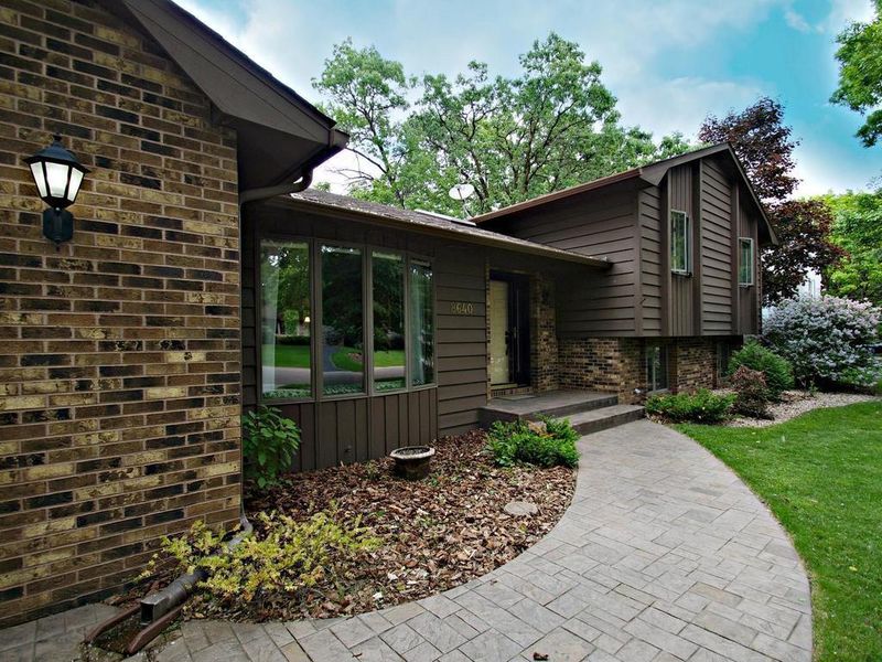 8640 Hunters Way, Apple Valley, MN 55124