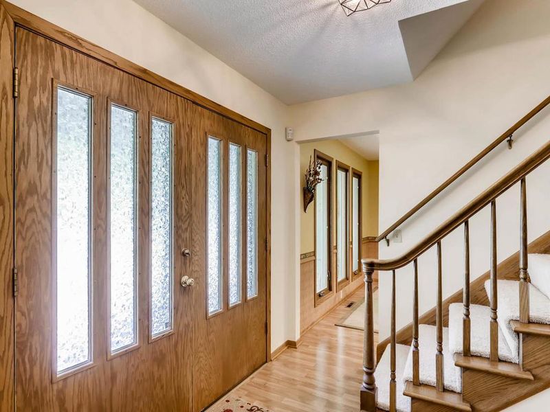 2300 Cameron Dr, Woodbury, MN 55125