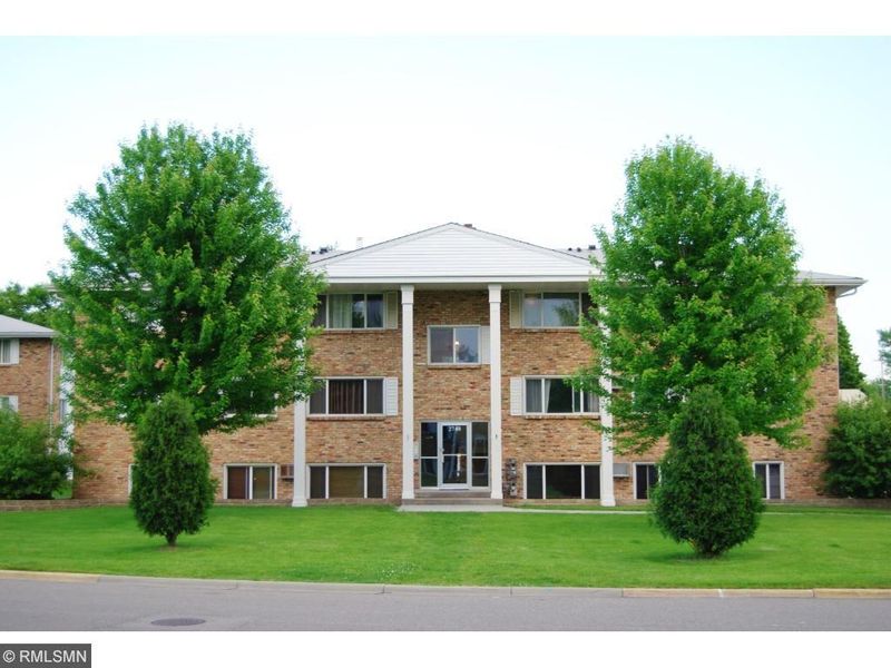 2740 Rosalyn Ct #103, New Hope, MN 55427