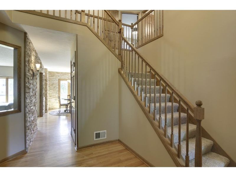 4672 Fairway Hills Dr, Eagan, MN 55123