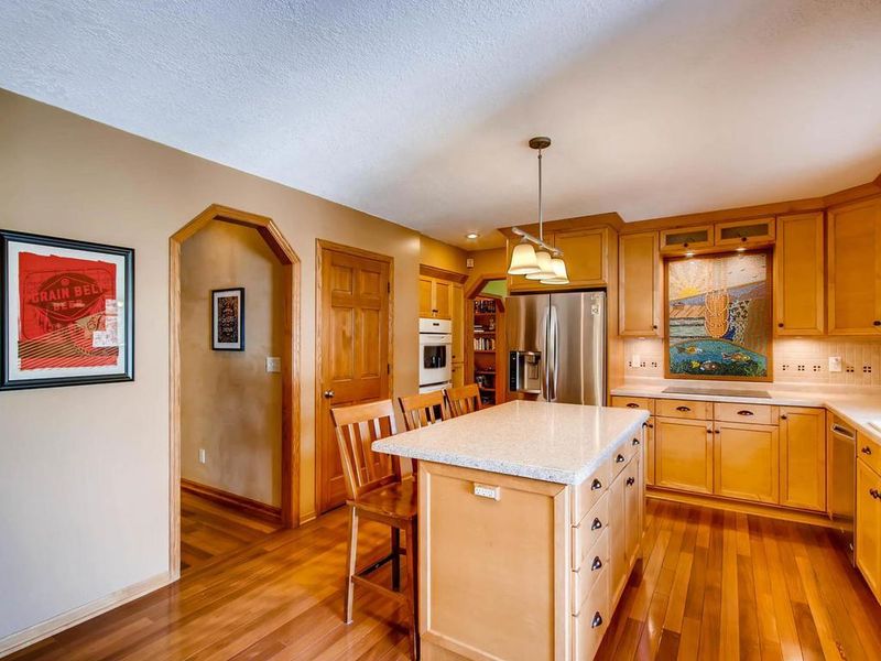 445 Bear Ave S, Vadnais Heights, MN 55127