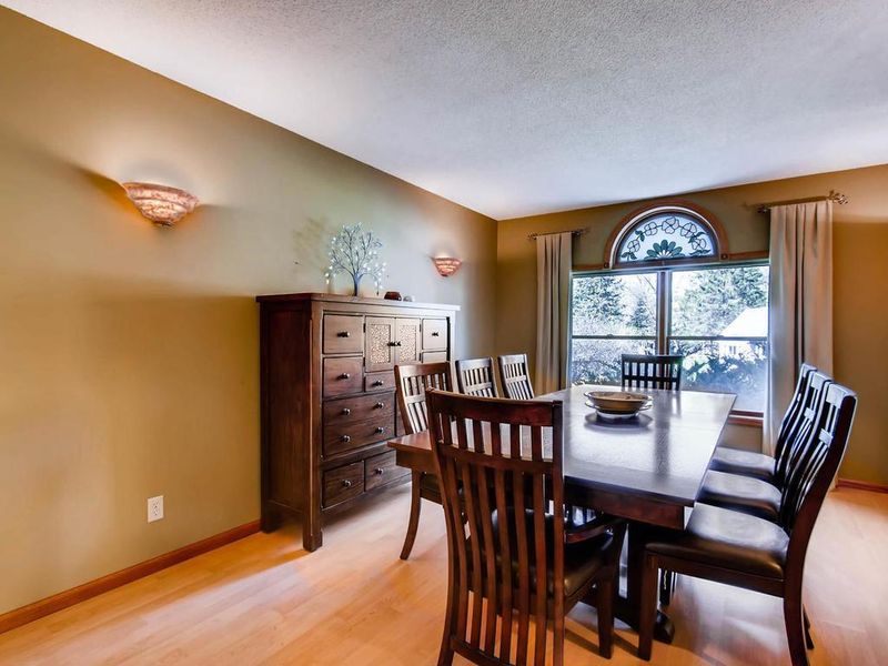 445 Bear Ave S, Vadnais Heights, MN 55127