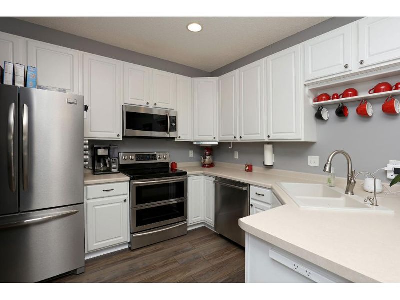 1377 White Oak Dr, Chaska, MN 55318