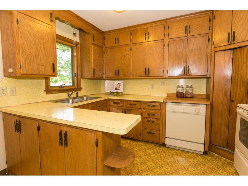 2079 Duluth St, Maplewood, MN 55109