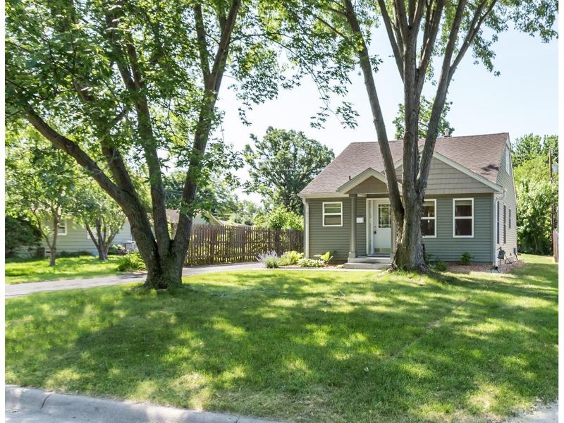 6717 Knoll St N, Golden Valley, MN 55427