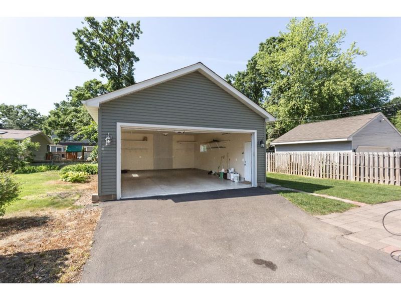 6717 Knoll St N, Golden Valley, MN 55427