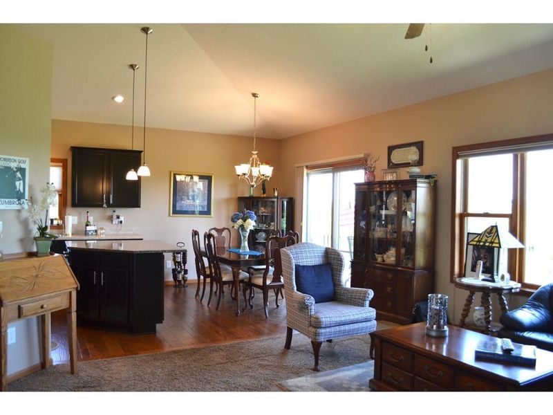 876 Golfview Ave, Zumbrota, MN 55992