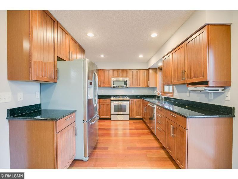 978 Germain Ct, Saint Paul, MN 55106