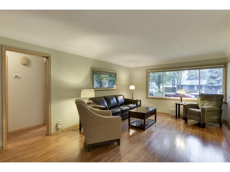 3352 Zenith Ave N, Robbinsdale, MN 55422