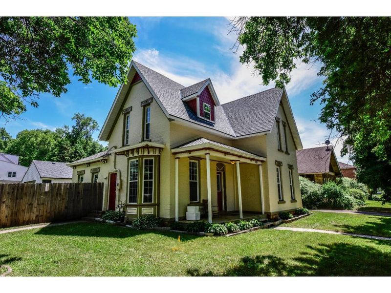 303 S 2nd St, Le Sueur, MN 56058