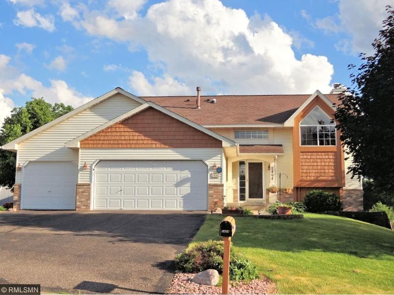 2404 Schaller Dr E, Maplewood, MN 55119