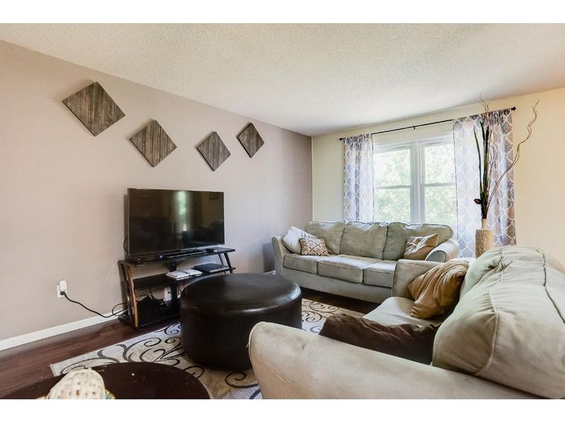 2422 Hamlet Ave N, Oakdale, MN 55128