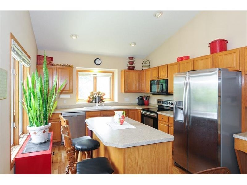 817 Eagan Oaks Ln, Eagan, MN 55123