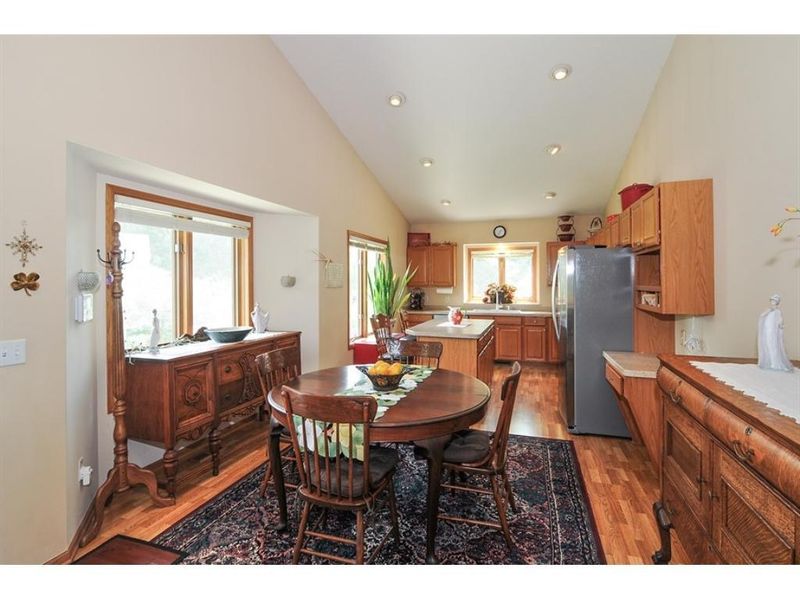 817 Eagan Oaks Ln, Eagan, MN 55123