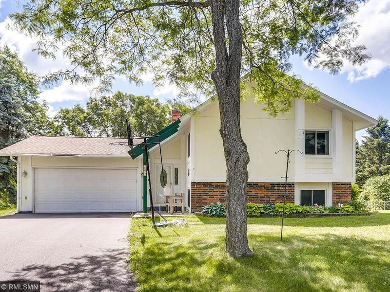 7672 Annapolis Ln N, Maple Grove, MN 55311