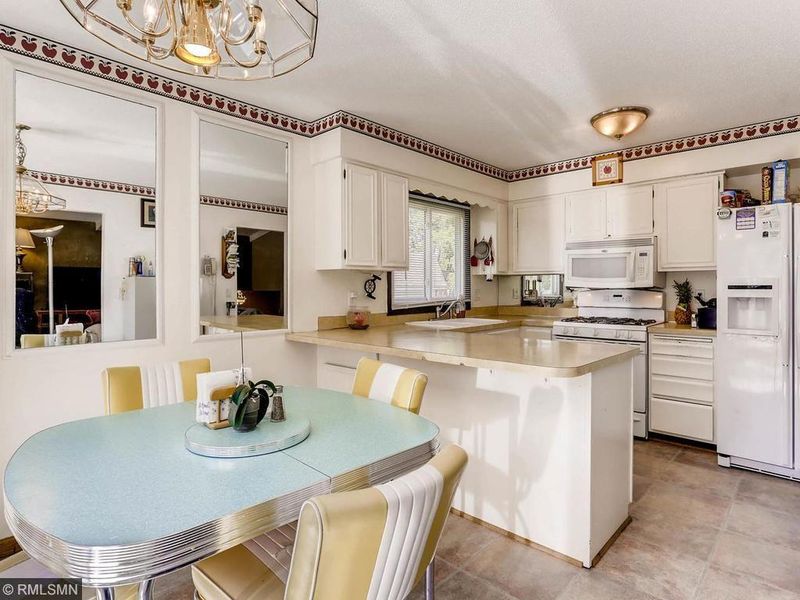 7672 Annapolis Ln N, Maple Grove, MN 55311