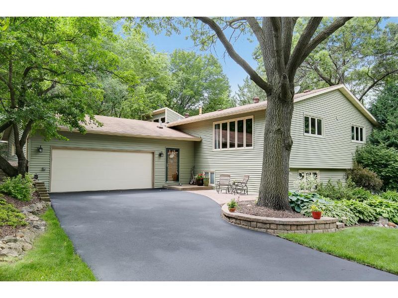 405 Brandywine Dr, Burnsville, MN 55337