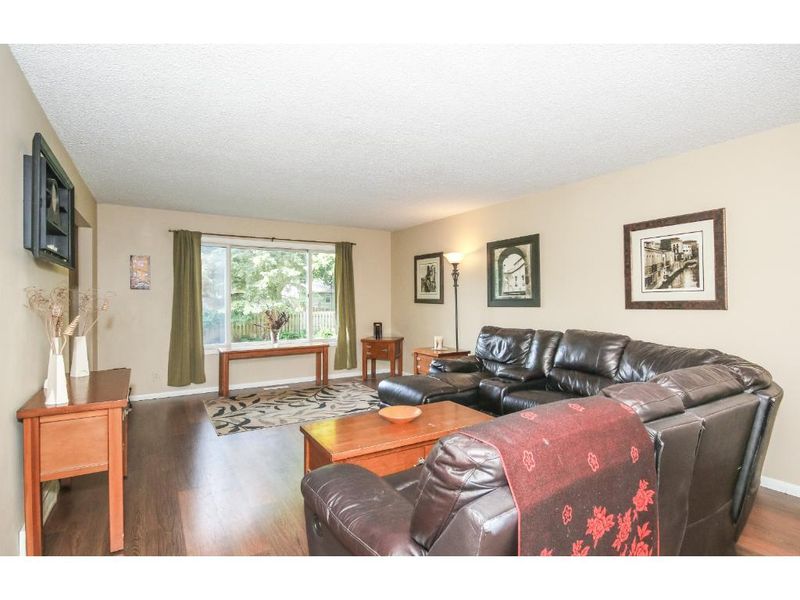 1430 Lark Ave E, Maplewood, MN 55109