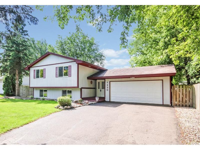 1430 Lark Ave E, Maplewood, MN 55109