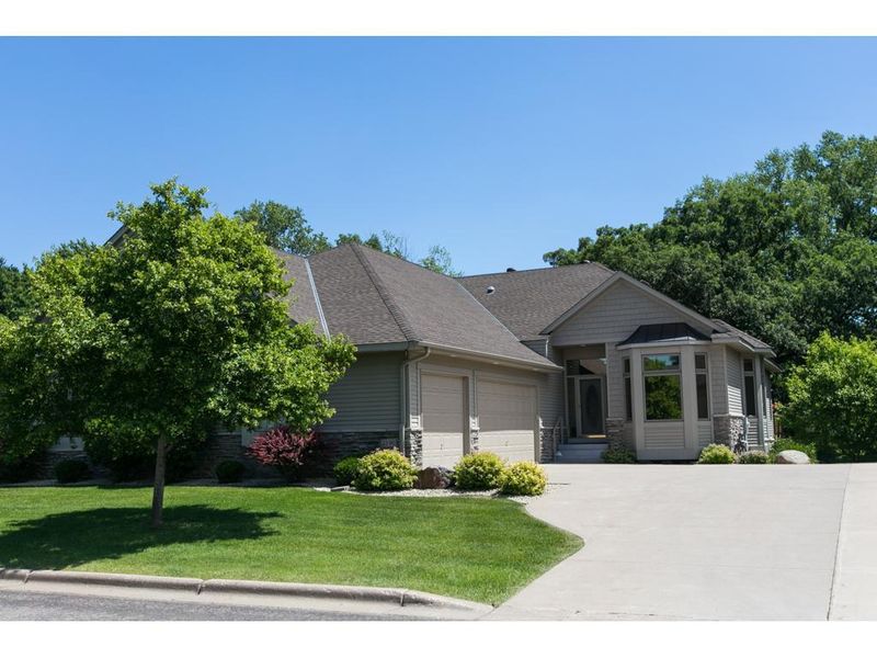 2190 Midland View Ct N, Roseville, MN 55113