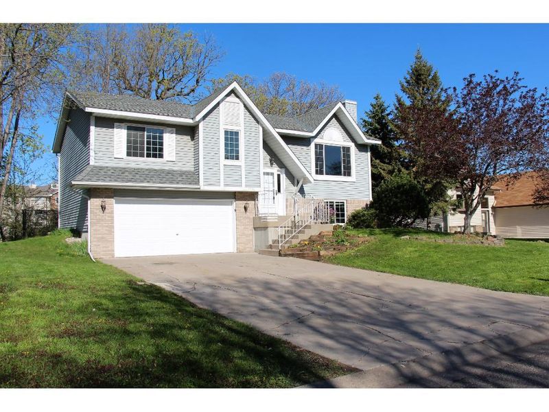 1136 Goodview Ave N, Oakdale, MN 55128