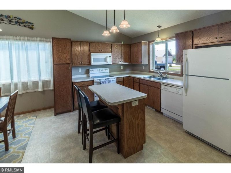 629 Hickory Dr, Saint Joseph, MN 56374