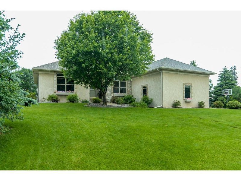 1082 S Trappers Crossing, Lino Lakes, MN 55038