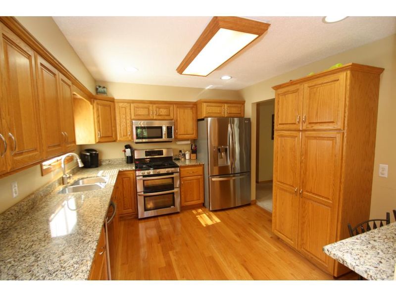 11451 Kensington Dr, Eden Prairie, MN 55347