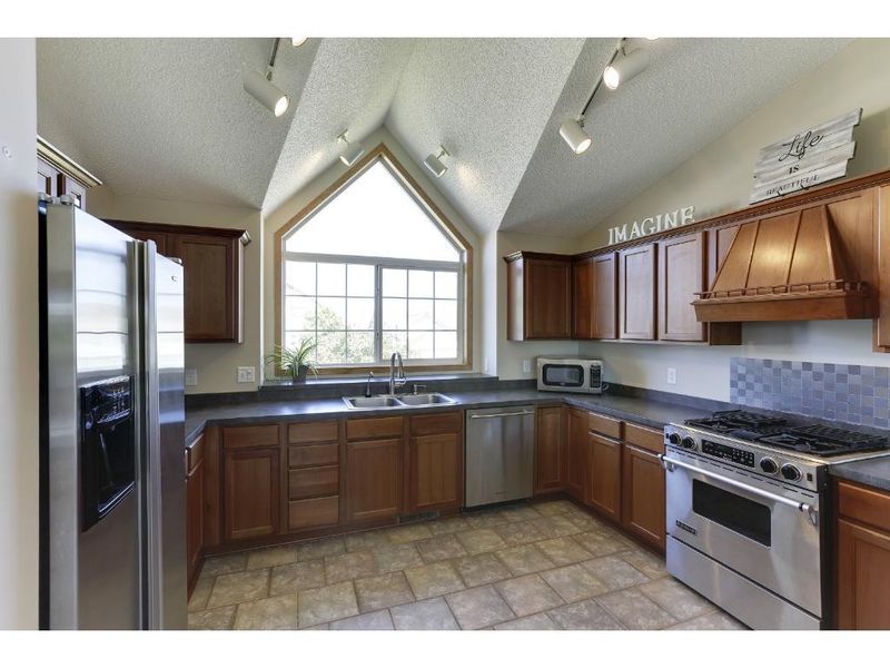 747 Brook Cir E, Montrose, MN 55363