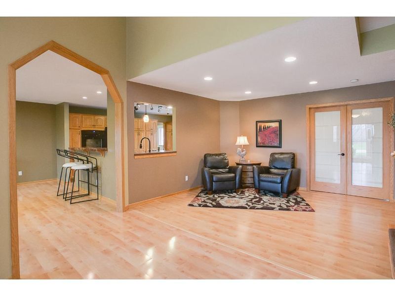 1526 Mark Ct, Shakopee, MN 55379
