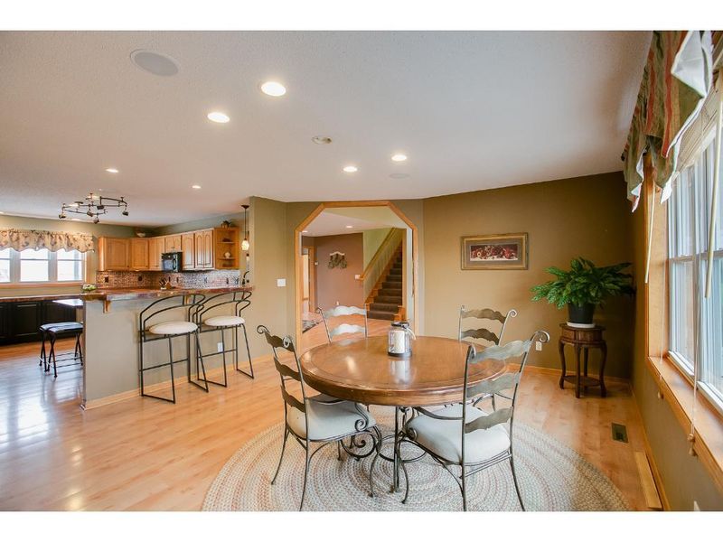 1526 Mark Ct, Shakopee, MN 55379