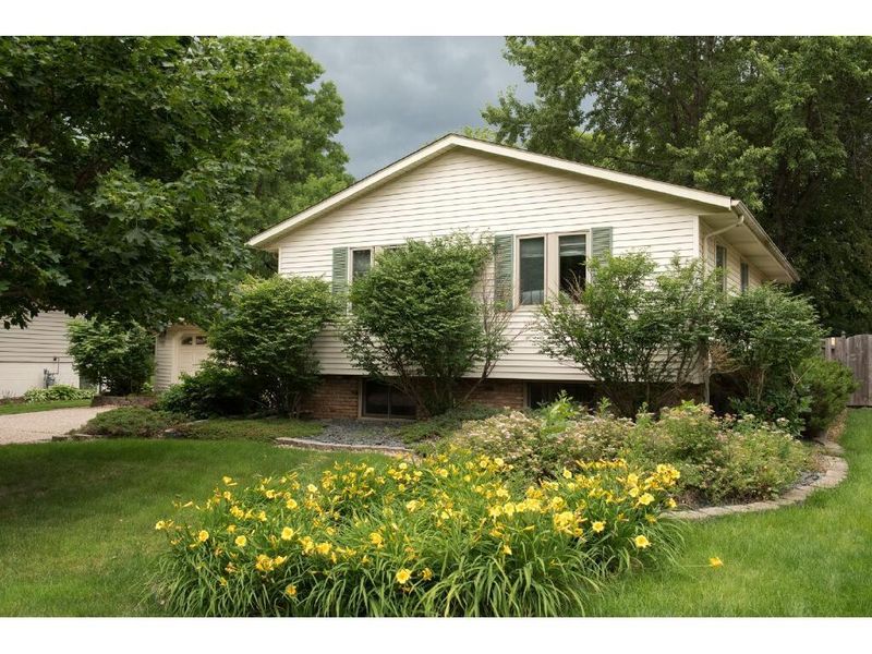 7380 Sanel Rd, Woodbury, MN 55125