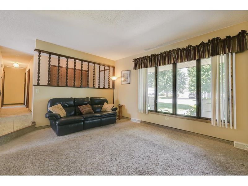 911 Clay St S, Shakopee, MN 55379